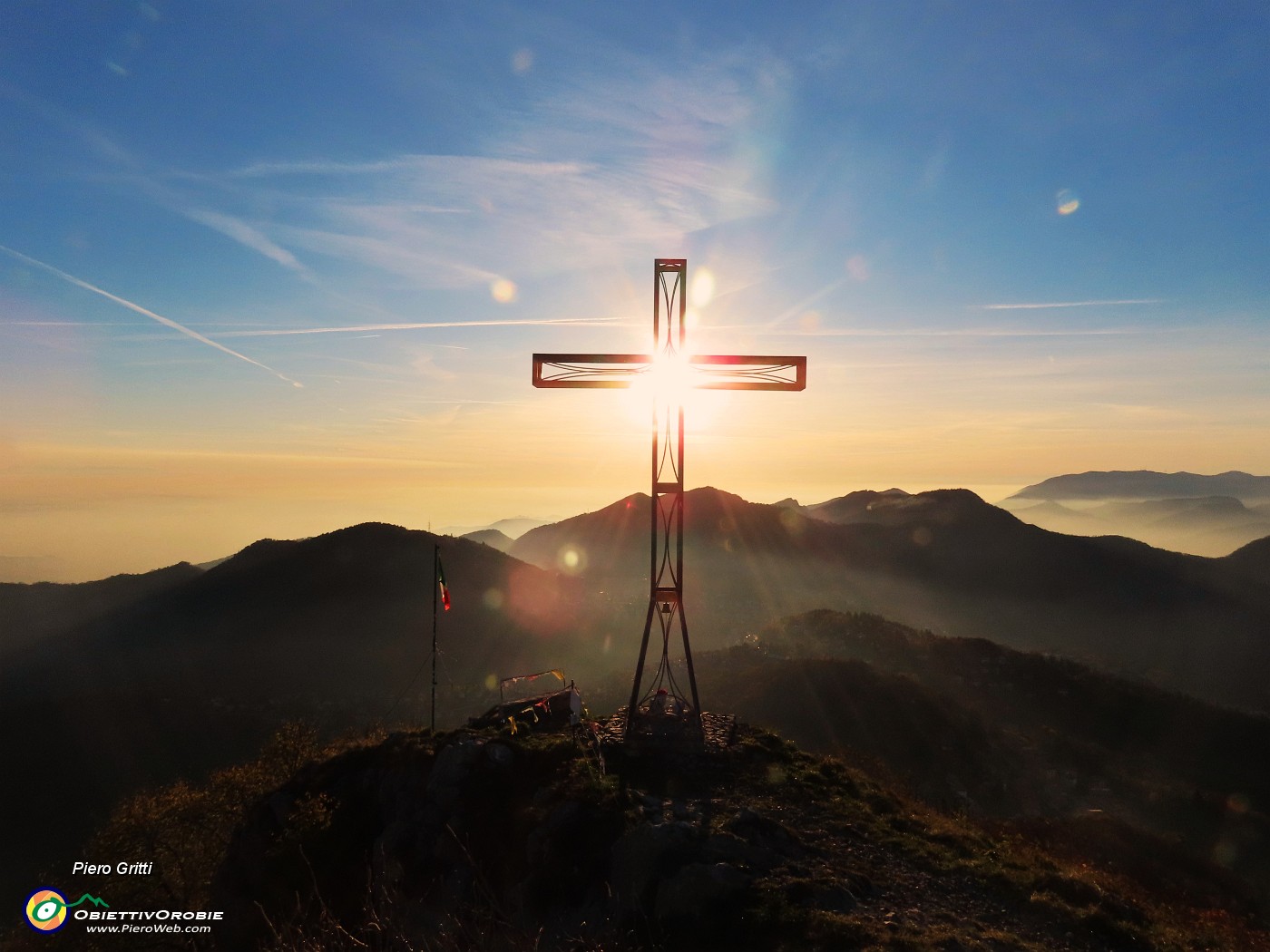 73 Tramonto di fuoco controsole alla croce di vetta della Cornagera (1311 m).JPG